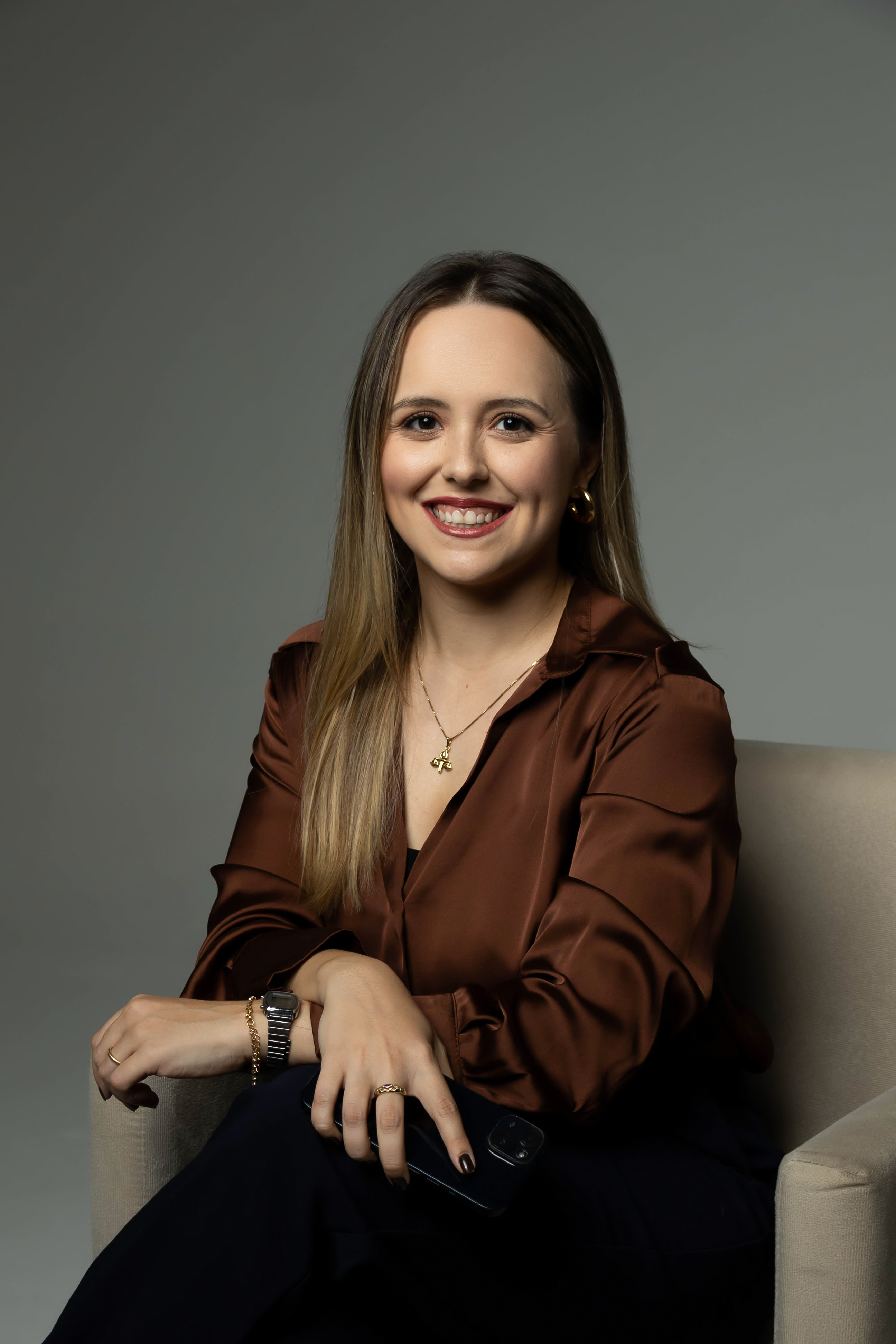 Retrato da Dra. Ester Dias, sentada e sorrindo